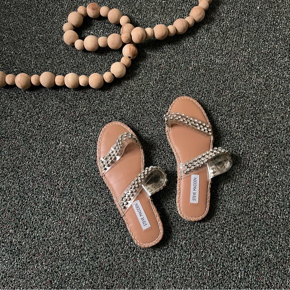 STEVE MADDEN Rhinestone Gemstone Crystal Lucite Clear Flat Nude Sandals Shoes
